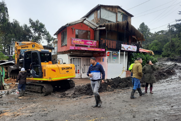 Maquinaria en residencia afectada emergencia
