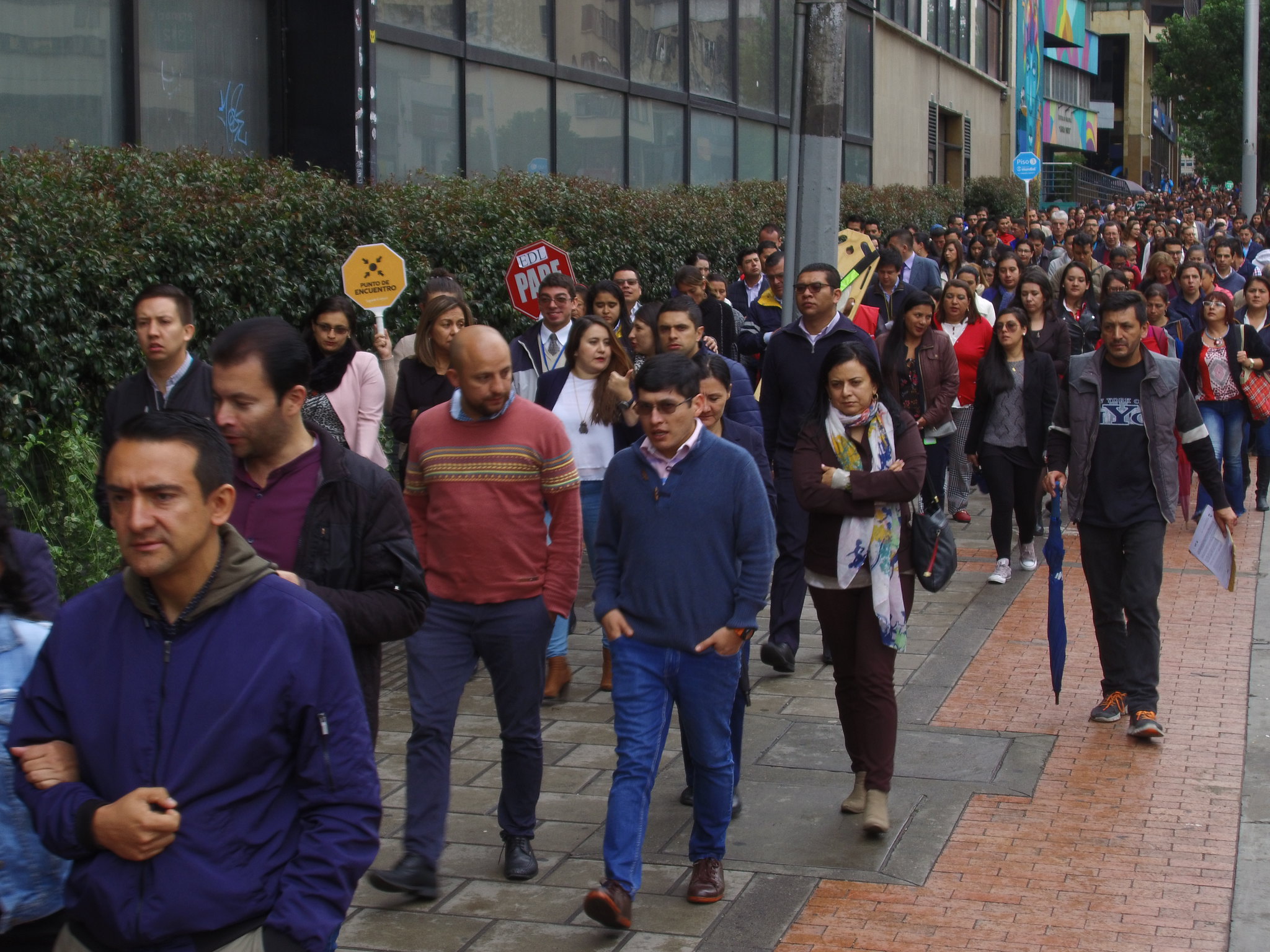 Aglomeración personas simulacro evacuación