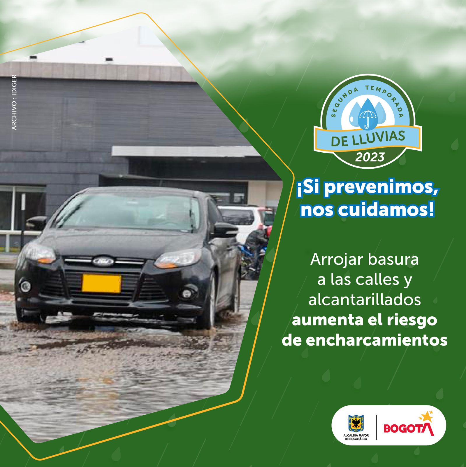Automóvil transita sobre encharcamiento 
