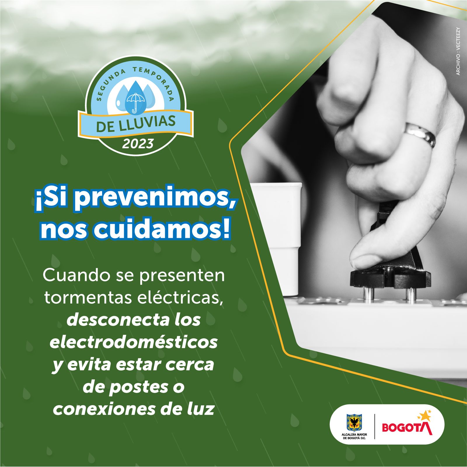 Manos desconectando tomacorriente 