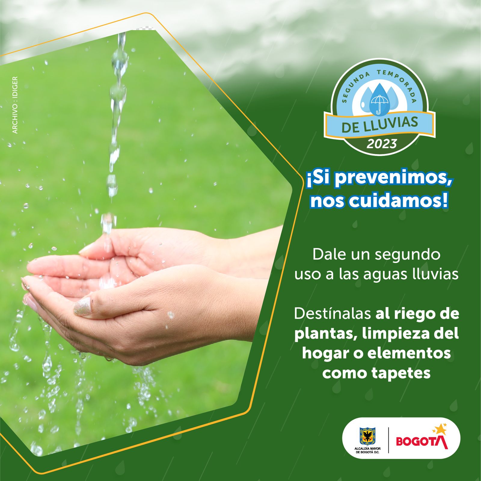 2 Manos reciben agua 
