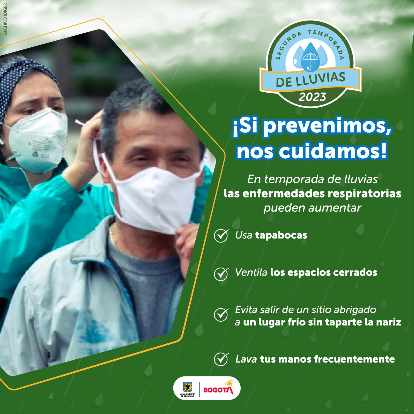 Una persona ayuda a otra a ajustarse el tapabocas 