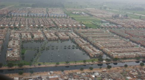 Fotografía de una zona urbana inundada