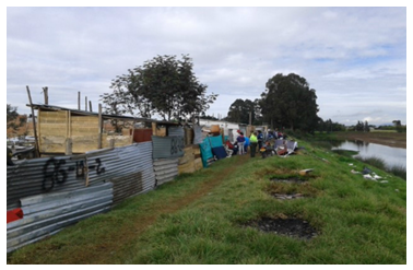 Fotografía de viviendas ubicadas en una de las márgenes del río Bogotá