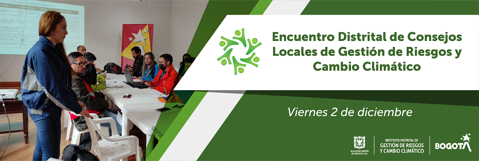 Grupo de personas en mesa de trabajo